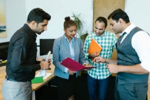 Embaucher un premier salarié en association : démarches, coût et obligations
