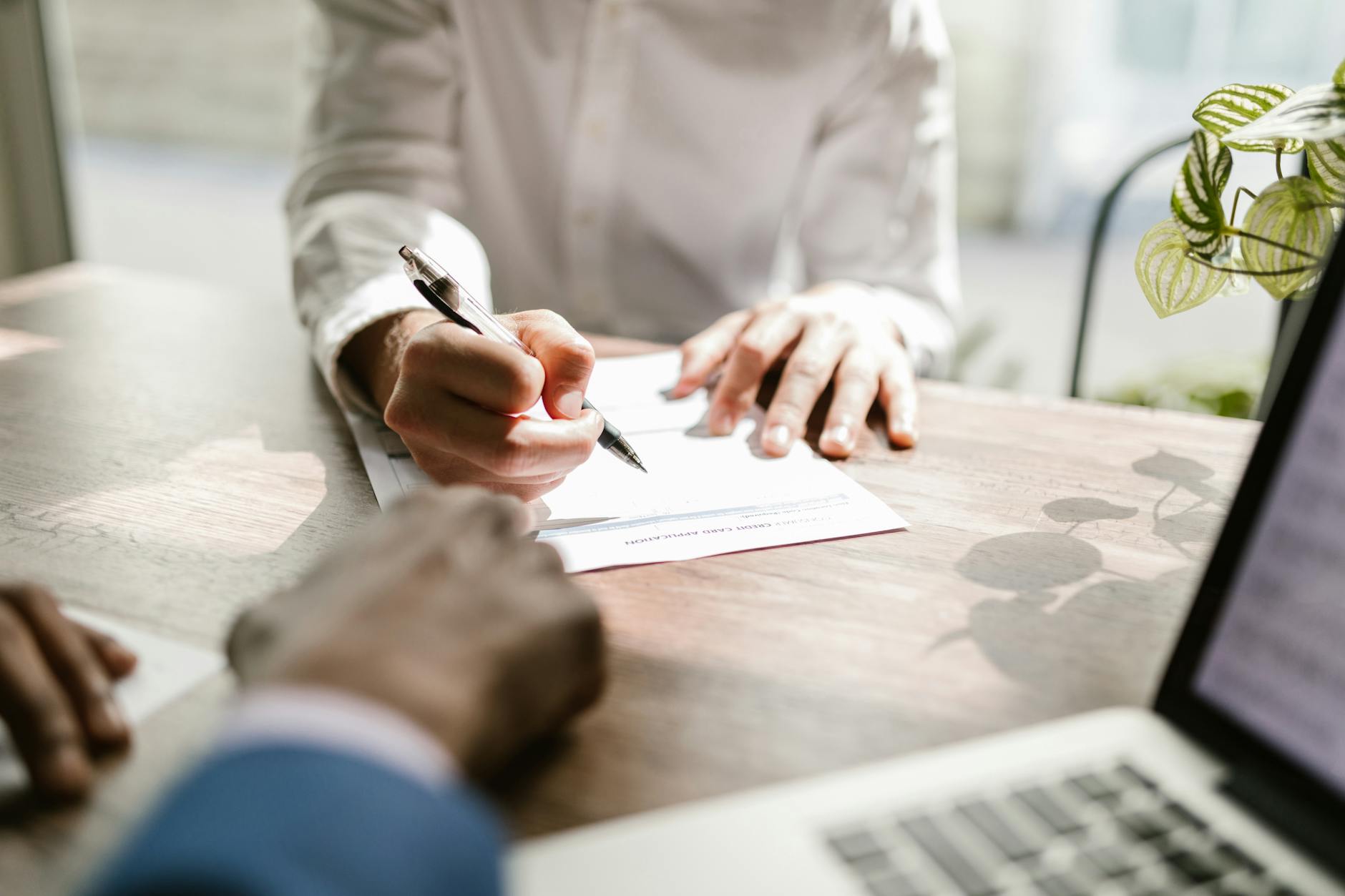 Illustration : Contrat de travail association : CDI, CDD et clauses
